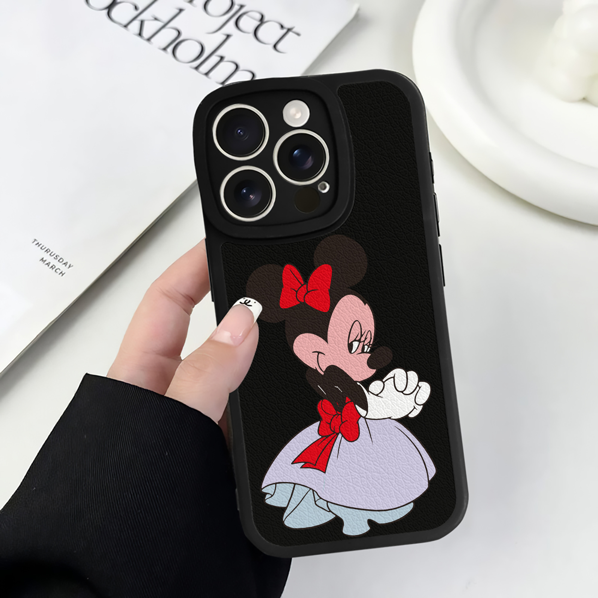 （画像用） ミッキーマウス Mickey Mouse 【iPhone 16シリーズ対応】シリコンスマホケース（レザー調） 材質：シリコン